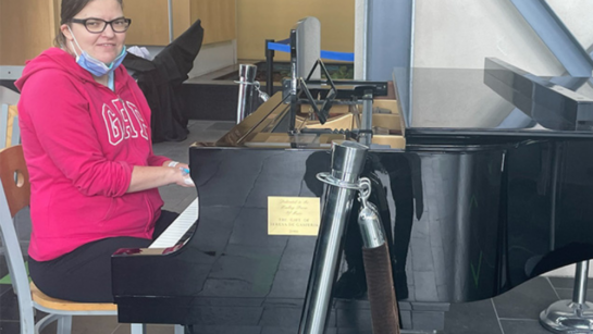 Alicia Ridley plays the piano