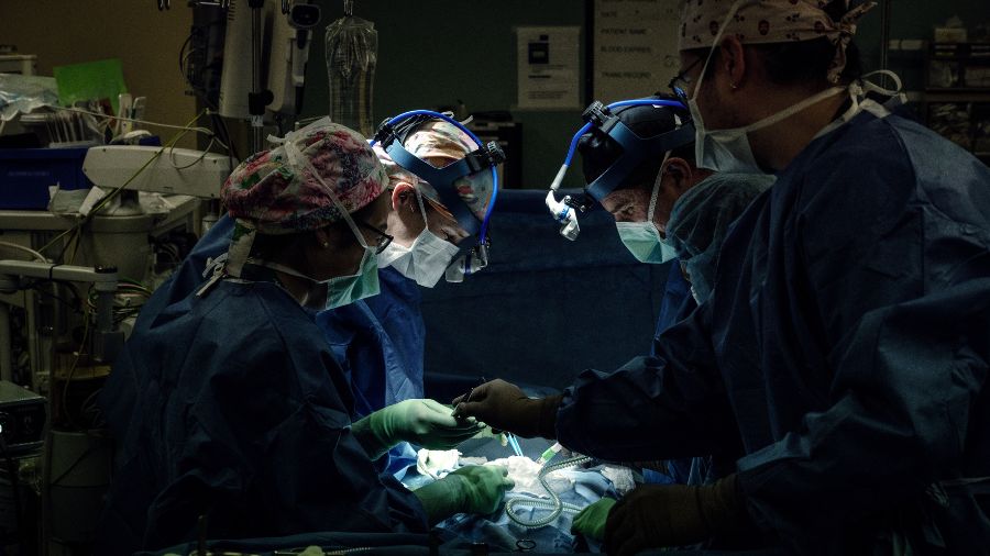 Dr. Laura Donahoe (second from left) with a lung transplant surgical team.