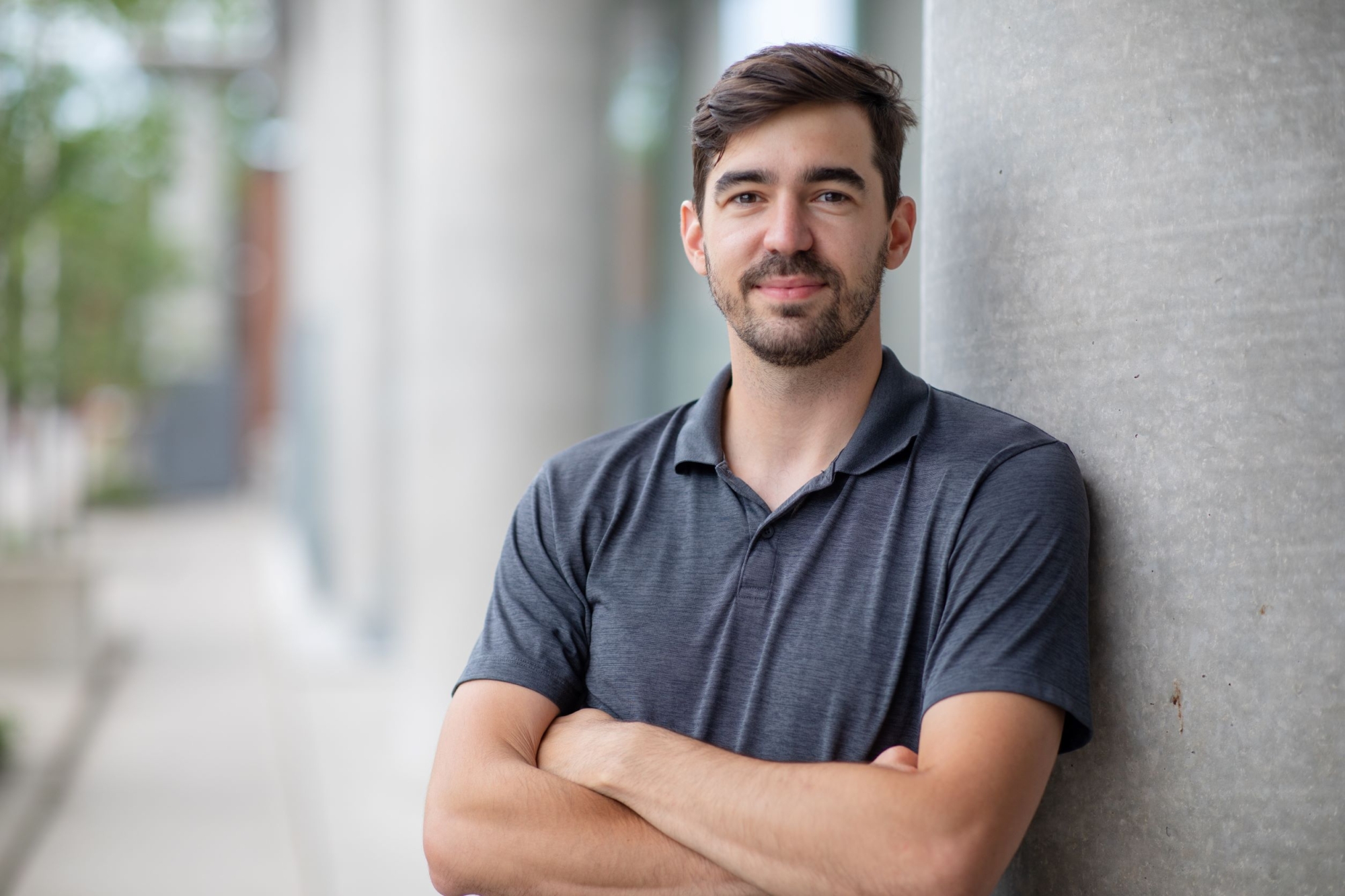 Dr. Luka Milosevic leaning against a wall in a t-shirt.