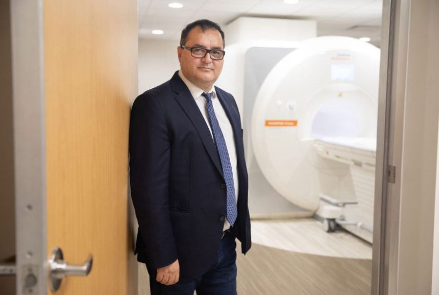 Dr. Kamil Uludag in front of an MRI machine